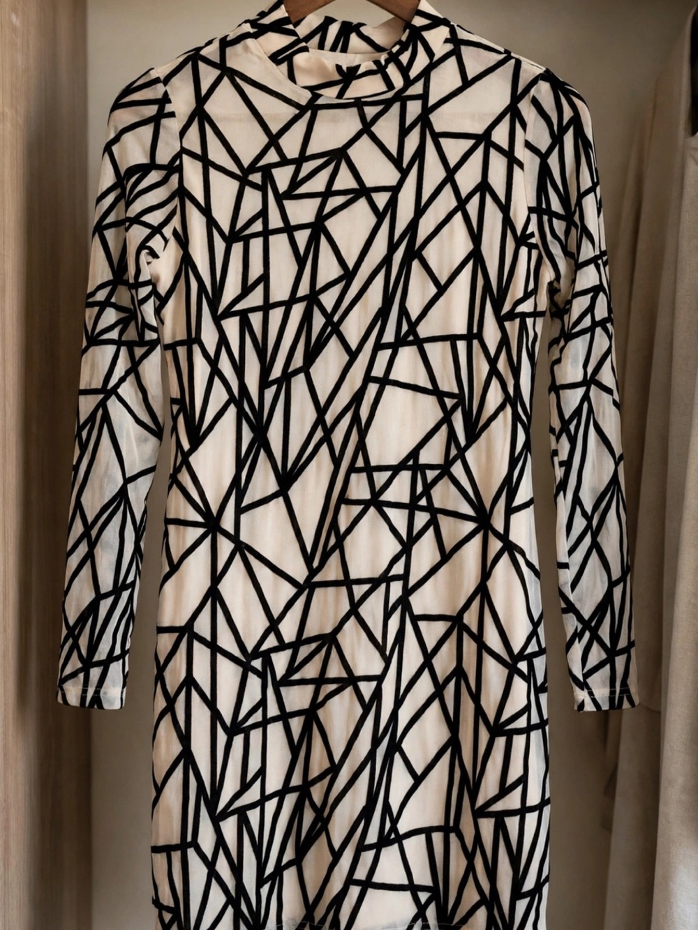 Fashion Nova Black & White Long Sleeve Geometric Midi Dress